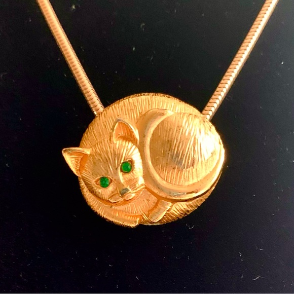 🎄🎁 GREEN EYED KITTY VTG/NEW. BROOCH OR CHAIN. 1” detailed gold - Picture 2 of 7